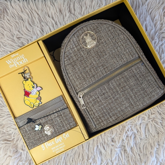 Disney Accessories - Disney Winnie the Pooh Boxed Gift Set - Mini Backpack, Card Wallet & Keychain 🐝